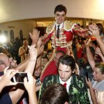 Miguel Ángel Perera saliendo a hombros, en foto de archivo, de la plaza de toros de Roquetas de Mar