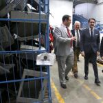 El consejero de Fomento y Medio Ambiente, Juan Carlos Suárez-Quiñones, visita la planta de reciclado de La Bañeza (León) gestionada por la Fundación ONCE. Le acompañan, (IaD) el director de la planta, Pedro Martín; el delegado territorial de la Junta en León, Guillermo García y el alcalde de La Bañeza, José Miguel Palazuelo