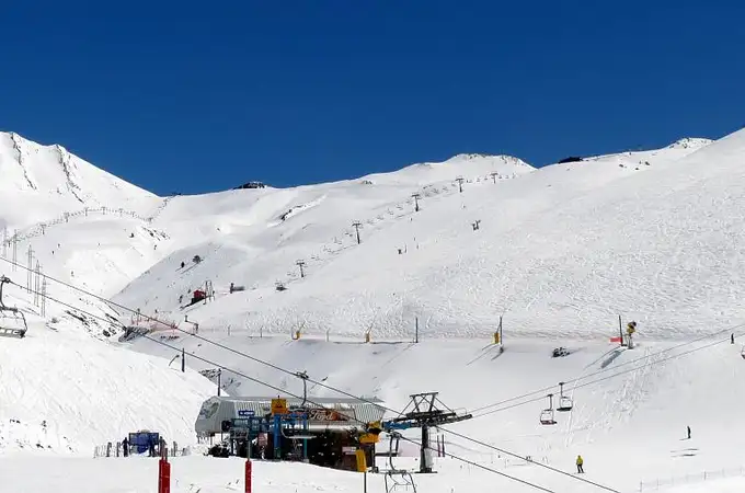 Grave accidente en Huesca: decenas de heridos tras descarrilar un telesilla en la estación de Astún Grave accidente en Huesca: decenas de heridos tras descarrilar un telesilla en la estación de Astún