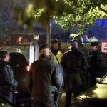 Miembros de la guardia civil registran esta noche el domicilio del presunto etarra detenido hoy en Baigorri, Ramón Sagarzazu, en la localidad guipuzcoana de Oiartzun.
