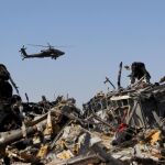Un helicóptero egipcio sobrevuela los restos del avión siniestrado el pasado sábado