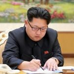 Fotografía sin fecha publicada por la agencia North Korean Central (KCNA) y proporcionada por la agencia Yonhap hoy, miércoles 06 de enero de 2016, muestra al líder norcoreano Kim Jong-un durante la firma de la orden para la prueba de la bomba de hidrógeno.