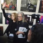 La fotógrafa Annie Leibovitz se dirige a los medios de comunicación