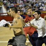 Uno de los antitaurinos que se dedican a saltar a los ruedos