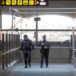 Dos policías vigilan, ayer, el madrileño aeropuerto Adolfo Suárez tras los atentados de Bruselas
