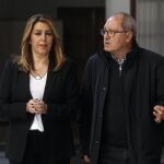 La presidenta de la Junta, junto al secretario de Organización del PSOE-A, Juan Cornejo, ayer en el Parlamento