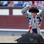 David Adalid coloca un par de banderillas en la Plaza de Las Ventas
