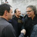 El Presidente de Sortu, Hasier Arraiz (i), junto al diputado de ERC Joan Tardá (d) y el ex parlamentario de la CUP David Fernández (c) en una manifestación en favor de Arnaldo Otegi en su localidad natal