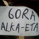Imagen de la pancarta que aparece en la obra.