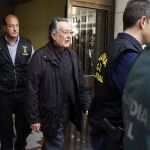 Agentes de la Guardia Civil escoltan al exvicealcalde, Alfonso Grau, a la salida de su vivienda tras ser detenido y asistir al registro de su domicilio.