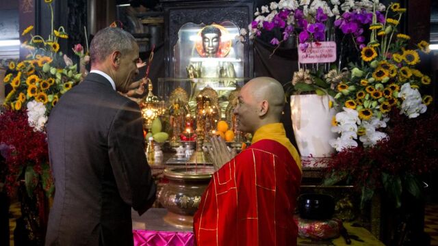 Barack Obama durante su visita a la Pagoda del Emperador de Jade en Ho Chi Minh, Vietnam