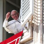 El Papa Francisco saluda desde la ventana de El Vaticano