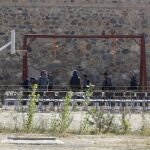 Imagen de archivo de la policía afgano junto a varias horcas en una prosión de Kabul