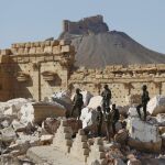 Soldados del Ejército sirio junto a las ruinas de Palmira en una imagen de 2016.