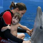 La terapia con delfines es muy beneficiosa para los niños con autismo