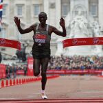 El keniano Eliud Kipchoge cruza la meta