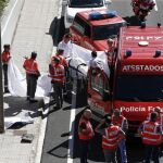 Efectivos de la Policía Foral realizan el atestado del accidente en el que han muerto un comisario de este cuerpo policial y su pareja.