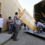 Operarios bajan del camión una de las 53 piezas que la Generalitat de Catalunya entregó el año pasado al Monasterio de Sijena (Huesca) por orden del juzgado de instrucción número 1 de Huesca