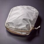 Bolsa con restos de polvo lunar que fue utilizada por el astronauta Neil Armstrong para transportar las primeras muestras de rocas de la Luna durante la misión Apollo 11 y que será subastada en Nueva York por Sotheby’s