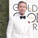 Ryan Gosling triunfó en la alfombra roja con un esmoquin bicolor