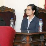 Las acusadas, ayer, mientras oían el veredicto del jurado que les declaraba culpable del asesinato. Raquel Gago rompió a llorar cuando escuchó que también se le consideraba culpable