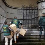 Agentes de la Unidad Central Operativa (UCO) de la Guardia Civil durante el registro de la sede de UGT en Oviedo