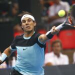 El tenista español Rafael Nadal devuelve la bola al serbio Novak Djokovic, durante el partido de exhibición disputado ayer en Tailandia.