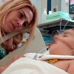 La pequeña Lucía en el hospital junto a su madre.