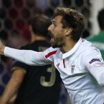 El delantero del Sevilla FC, Fenando Llorente, celebra el primer gol del equipo sevillista