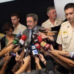 El expresidente de Catalunya Caixa Narcís Serra (c) atiende a los medios de comunicación en la Ciudad de la Justicia de Barcelona.