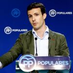 El vicesecretario General de Comunicación del PP, Pablo Casado, durante la rueda de prensa que ha ofrecido hoy tras el Comité de Dirección del partido