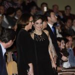 La Reina con la directora de la Fundación Princesa de Asturias, Teresa Sanjurjo, durante el cinefórum homenaje al cineasta Francis Ford Coppola