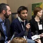 Davide Barillari, Alessandro Di Battista (c) y Marta Grande, candidatos del Movimiento 5 Estrellas del cómico Beppe Grillo, hablan con los periodistas tras publicarse los primeros resultados.
