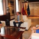 El presidente de Scrats, José Manuel Claver (izda.), con el presidente Pedro Antonio Sánchez y la consejera Adela Martínez