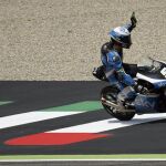 Romano Fenati celebra su primera posición en los entrenamientos