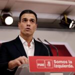 Pedro Sánchez en la sala de prensa de la sede de Ferraz /Efe