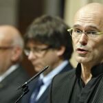 El conseller de Exteriores, Raül Romeva junto al presidente catalán, Carles Puigdemont.