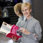 Roda Díez posa con su libro.