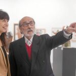 El artista Andrés Coello presenta su última obra junto con la concejal de Cultura de Valladolid, Ana Redondo