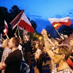 Miles de polacos salieron ayer a las calles de Varsovia para protestar contra las medidas del Gobierno