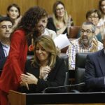 Montero, tras su intervención, recibe el aplauso del resto de su grupo