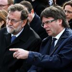 El jefe del Ejecutivo, Mariano Rajoy, y el presidente de la Generalitat, Carles Puigdemont (d), encabezan el acto de homenaje a las víctimas del accidente del vuelo Germanwings.