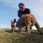 Margarita Medina Romero con un marsupial.