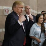 Donald Trump junto a algunos de sus votantes