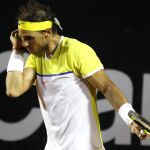 El tenista español Rafael Nadal seca su rostro ante el uruguayo Pablo Cuevas.