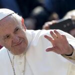 El Papa Francisco saluda a su llegada a la plaza de San Pedro para su audiencia general de los miércoles en El Vaticano