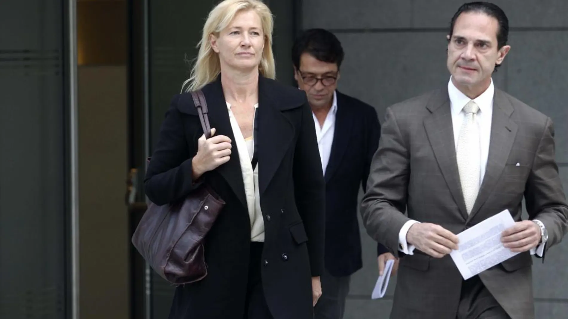 Ana Duato junto a su marido Miguel Ángel Bernardeau y su abogado.