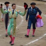 Paco Ureña pasea el trofeo en Lima