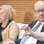 La alcaldesa de Madrid, Manuela Carmena, presentó ayer junto al concejal de Villaverde, Guillermo Zapata, el Foro Mundial sobre la Paz