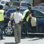Mossos d'Esquadra transportan cajas con material incautado en el Hotel Arrahona, de Sabadell